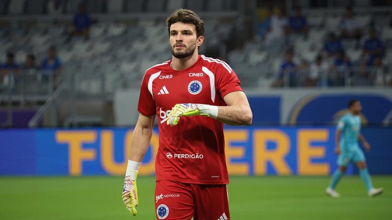 Goleiro Otávio, do Cruzeiro, no aquecimento antes de duelo com o Goiás
