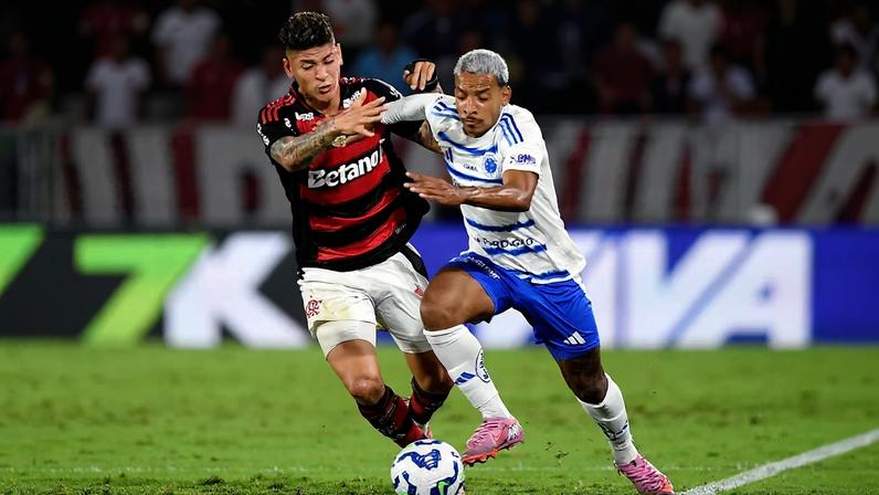 Carrascal e Matheus Pereira disputam a bola no jogo entre Flamengo e Cruzeiro, no Maracanã, pela 26ª rodada do Campeonato Brasileiro 2025