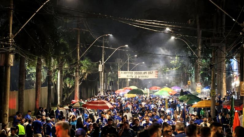 Torcida do Cruzeiro no pré-jogo contra o Barcelona de Guayaquil, pela Libertadores