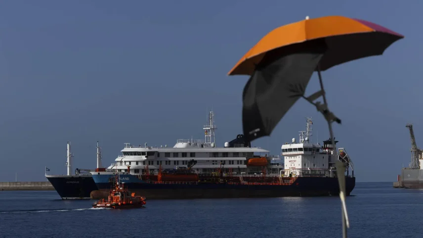 O navio de cruzeiro MV Hondius, após chegada às Ilhas Canárias, na Espanha, neste domingo (10) (Foto: Miguel Barreto/EFE)