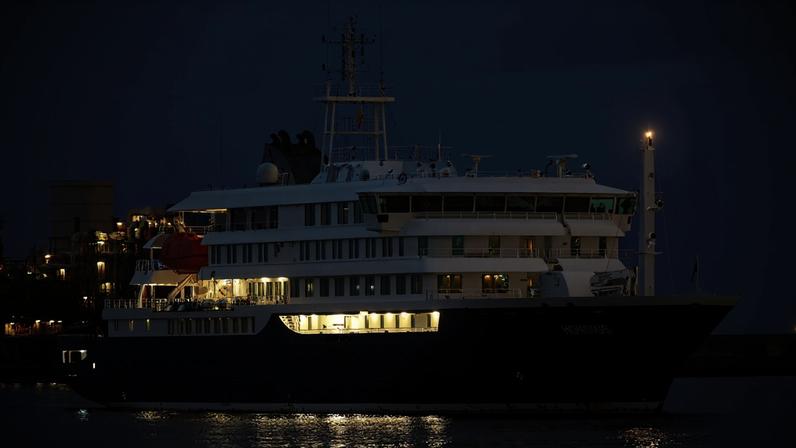 Foto colorida mostra o Navio de Cruzeiro MV Hondius, ligado a caso de contaminação por hantavírus - Metrópoles