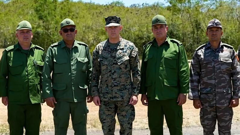 Fotografia divulgada pelo Comando Sul dos Estados Unidos mostra o comandante da organização, general Francis L. Donovan (centro), ao lado do chefe do Estado-Maior Geral de Cuba, general Roberto Legrá Sotolongo (segundo à esquerda), e de outros militares cubanos, durante encontro realizado nesta sexta-feira na Base Naval da Baía de Guantánamo, em Cuba. (Foto: @Southcom/EFE)