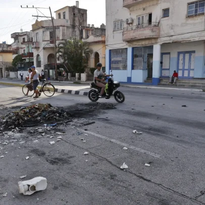Protestos se intensificam em Cuba e população desafia forças do regime