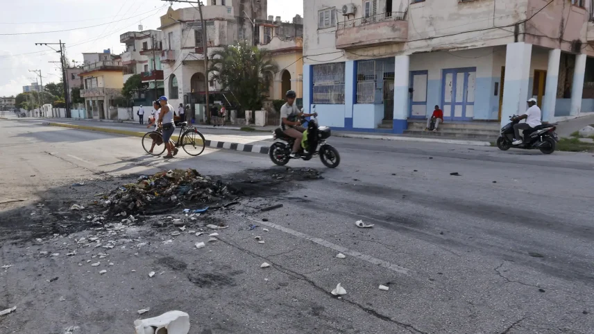 Barricada montada por manifestantes em Cuba nesta semana. (Foto: Ernesto Mastrascusa/EFE)