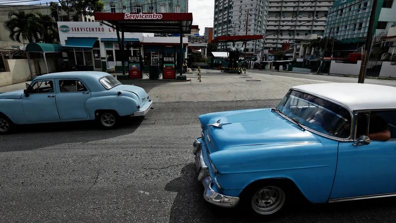 Carros transitam por avenida em Havana, capital de Cuba (Foto: Ernesto Mastrascusa/EFE)