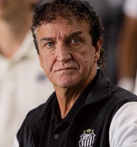 Cuca no banco de reservas do Santos, na Vila Belmiro