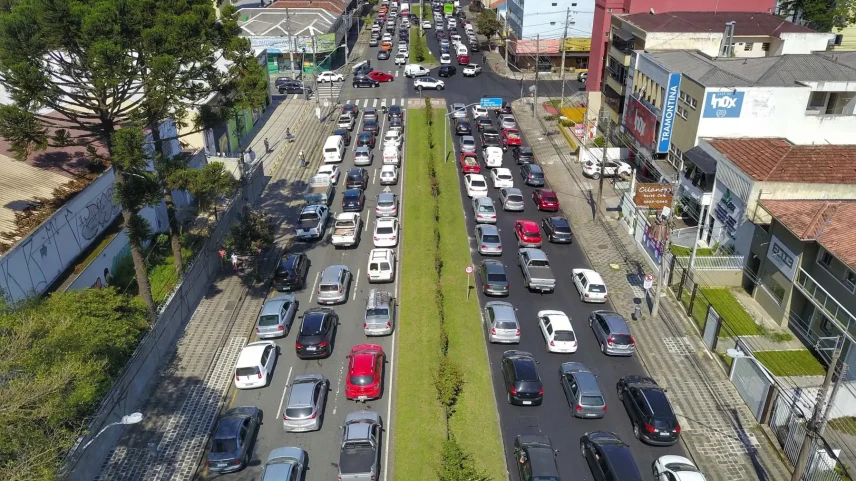Motorista curitibano perde 135 horas por ano no trânsito. (Foto: José Fernando Ogura/Governo do Paraná)