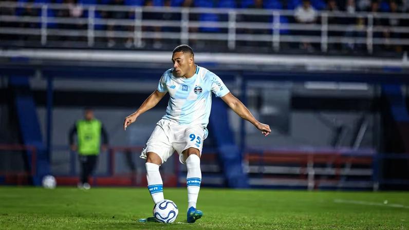 Carlos Vinicius marca de pênalti contra o Riestra — Foto: Lucas Uebel/Grêmio