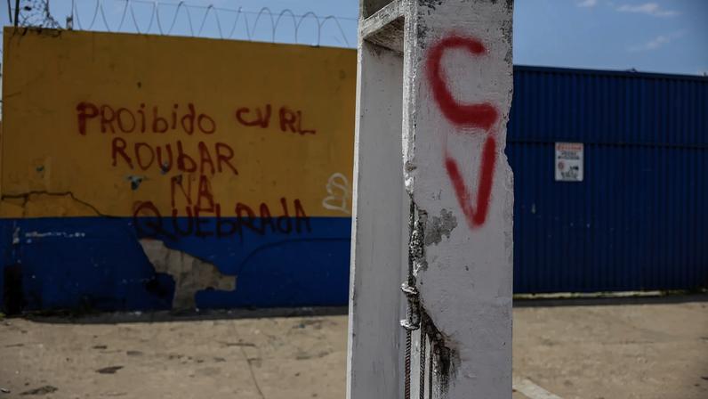 Símbolo do Comando Vermelho marcado em um poste no Pará. (Foto: Sebastiao Moreira/EFE/EPA)