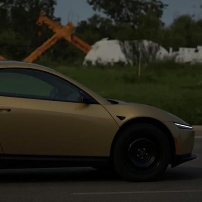 Musk posta vídeo de robotáxi indo sozinho até fábrica da Tesla