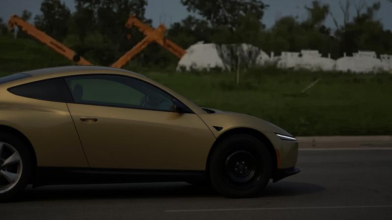Na foto, o robotáxi dirigindo sozinho até a Gigafactory Texas