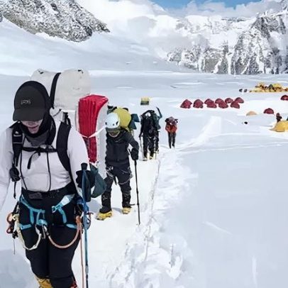 Escaladores abrem caminho ao cume do Everest após enorme bloco de gelo