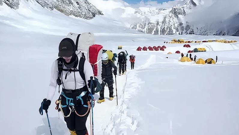 Escaladores abrem caminho ao cume do Everest após enorme bloco de gelo