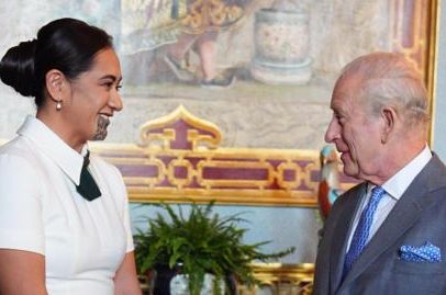 Rainha Māori da Nova Zelândia encontra Charles III no Palácio de Buckingham