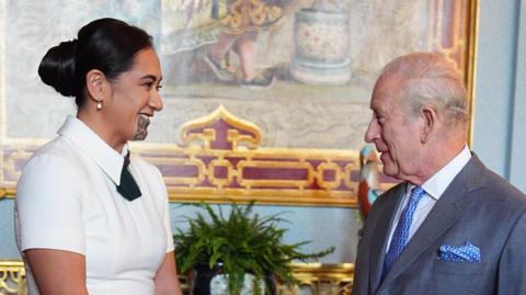 Rainha Māori da Nova Zelândia encontra Charles III no Palácio de Buckingham