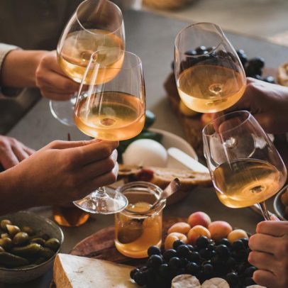 Sensação desagradável: por que queijos não combinam com vinho tinto