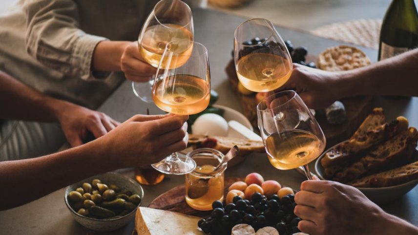 Sensação desagradável: por que queijos não combinam com vinho tinto