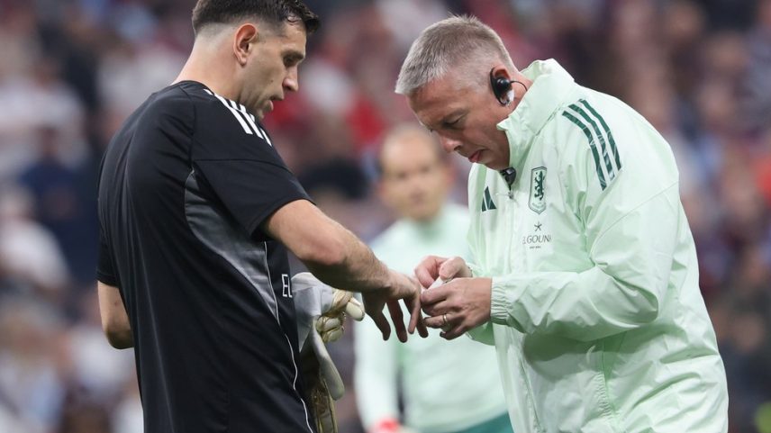 Dibu Martínez afirma ter jogado final da Liga Europa com a mão quebrada — Foto: Georgi Licovski/EFE/EPA