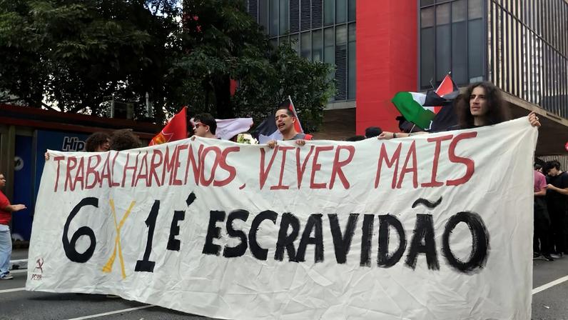 Movimentos sociais como o Mulheres em Luta, Marielle Vive, Luta Popular e Movimento Nacional de Lutas do Campo e da Cidade e entidades como a Central Sindical e Popular Conlutas realizam um dos atos organizados na capital paulista para marcar o Dia dos Trabalhadores e Trabalhadoras.