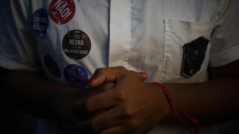 Rio de Janeiro (RJ), 10/03/2026 – Estudantes e trabalhadores do Colégio Pedro II protestam contra assédio sexual e silêncio institucional em frente à reitoria, em São Cristóvão, após caso de estupro coletivo envolvendo alunos. Foto: Fernando Frazão/Agência Brasil