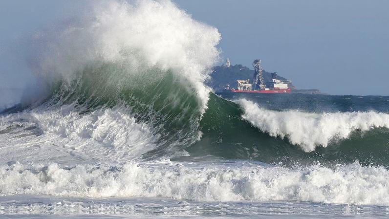 Ressaca no mar traz ondas grandes à praia do Leme, provocadas pela passagem de um ciclone extratropical. Foto: Fernando Frazão/Agência Brasil
