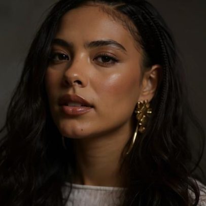 Bella Campos muda o visual e aparece com cabelo platinado