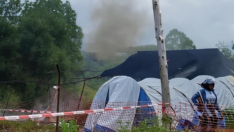 Multidão enfurecida incendeia tendas de hospital de Ebola na RDC