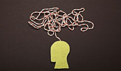 A técnica também conhecida como hipnose clínica utiliza estados de relaxamento profundo e foco concentrado