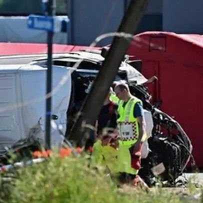 Várias pessoas morrem em colisão entre trem e ônibus escolar na Bélgica