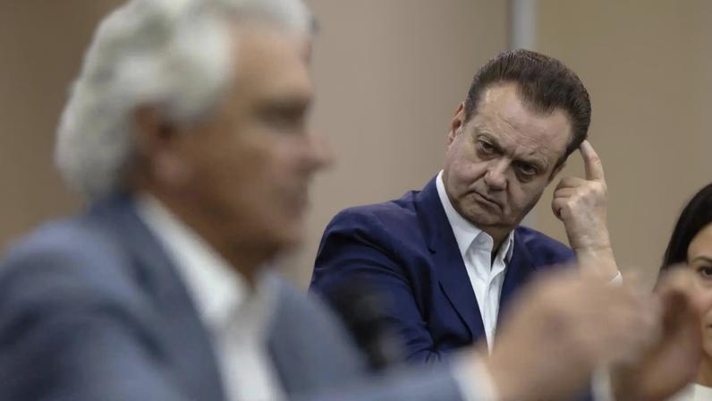 Contradição é estratégia política do cacique do PSD para fincar bandeiras de ambos lados nas eleições. (Foto: Isaac Fontana/EFE)