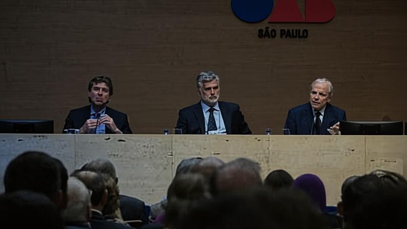 Da esquerda à direita: o procurador regional eleitoral titular de São Paulo, Paulo Traubemblatt; presidente da Comissão de Direito Eleitoral da OAB-SP, Ricardo Vila Porto, e o presidente do Tribunal Regional Eleitoral de São Paulo (TRE-SP), José Antônio Encinas Manfré, participam do III Congresso Paulista de Direito Eleitoral — Foto: Divulgação/TRE-SP