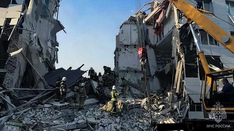 Rescuers work amid debris of a destroyed building in the Russian-occupied town of Starobilsk of eastern Ukraine. Photo: 22 May 2026
