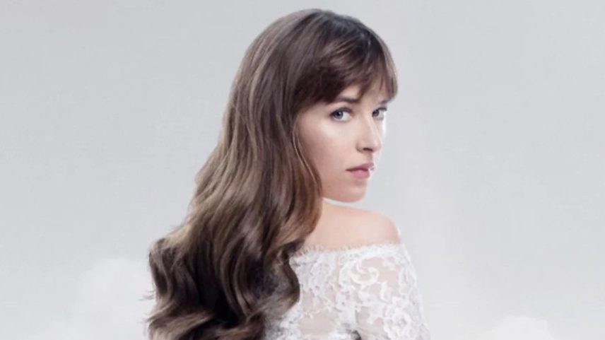 Dakota Johnson em imagem da franquia '50 Tons'