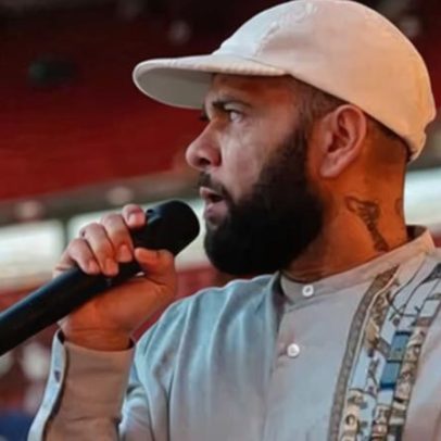 Daniel Alves participa de evento religioso para 35 mil pessoas na Espanha