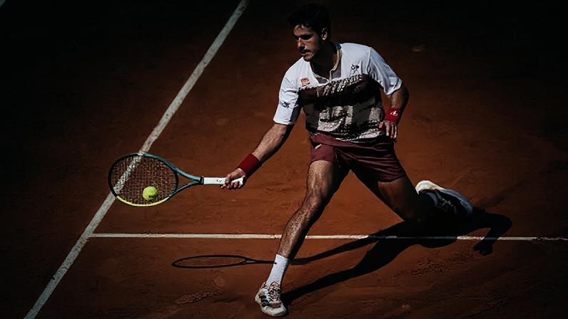 Adolfo Daniel Vallejo em ação na quadra de Roland Garros