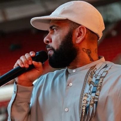 Daniel Alves prega para multidão e mente sobre prisão