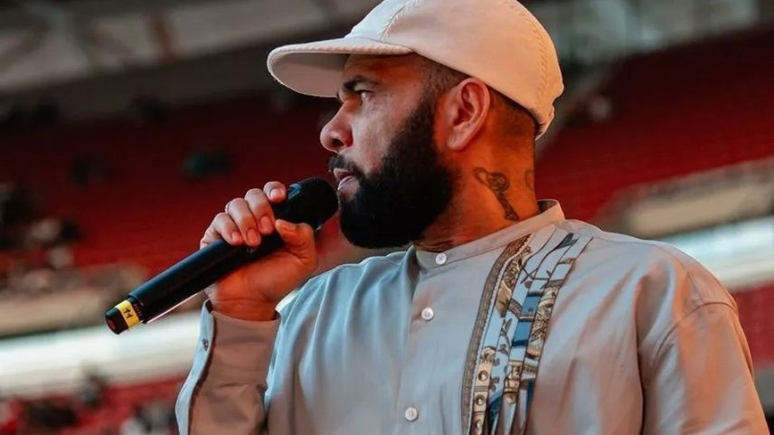 Daniel Alves durante evento evangélico em Madri