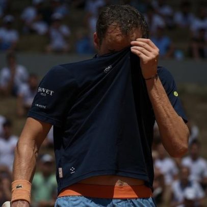 Tombo de Medvedev deixa Sinner mais favorito em Roland Garros