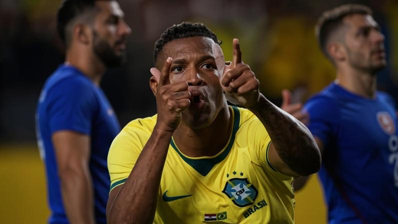 Danilo comemora após abrir o placar para o Brasil em amistoso contra a Croácia