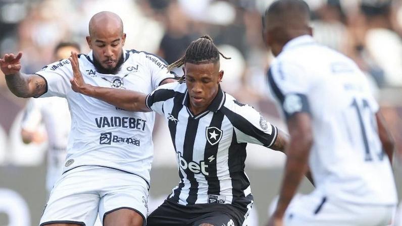 Danilo e Patrick em ação no jogo entre Botafogo x Remo pelo Brasileirão