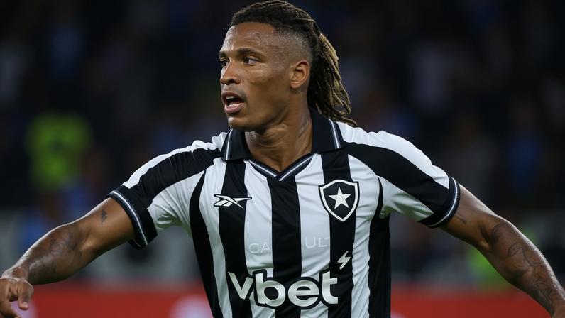 Danilo marca gol decisivo do Botafogo sob olhar de Carlo Ancelotti