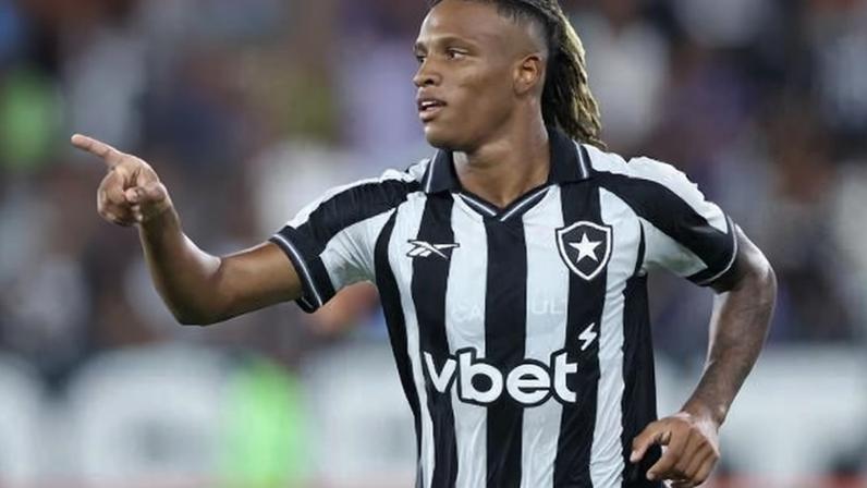 Danilo marca gol decisivo do Botafogo sob olhar de Carlo Ancelotti