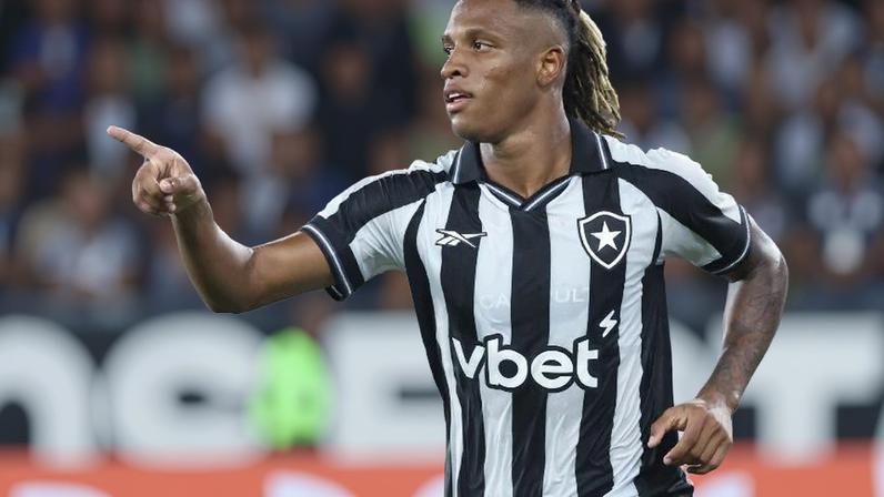Danilo marca gol decisivo do Botafogo sob olhar de Carlo Ancelotti