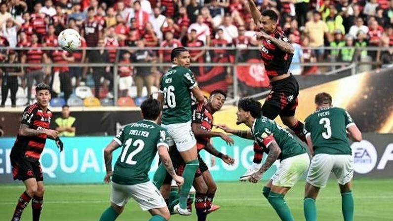 Danilo sobe para cabecear e fazer o gol do Flamengo contra o Palmeiras na final da Libertadores