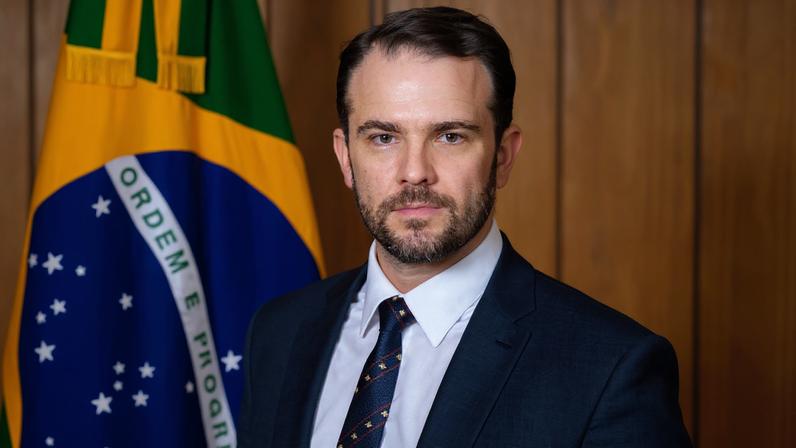 Imagem colorida do Ministro da Fazenda Dario Durigan