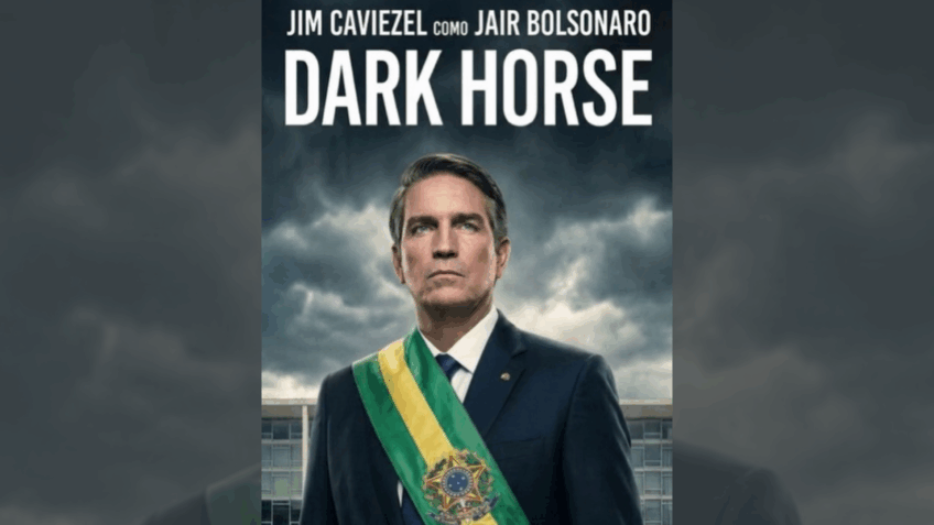 Na imagem, o cartaz de "Dark Horse", filme que narra a vida de Jair Bolsonaro; o ator Jim Caviezel interpreta o ex-presidente