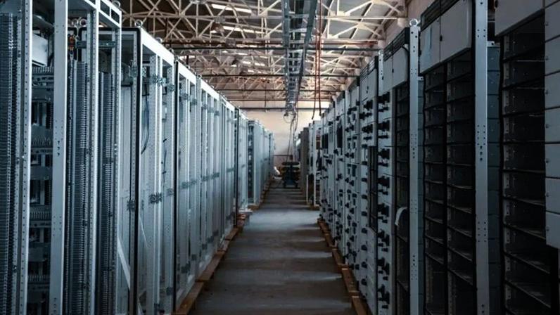 Os data centers precisam funcionar ininterruptamente porque armazenam e processam dados de sites, redes sociais e sistemas de inteligência artificial; signatários de manifesto alertam para a necessidade de “energia firme, contínua e confiável