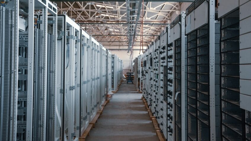 Os data centers armazenam e processam dados de sites, redes sociais e sistemas de inteligência artificial