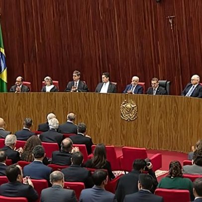 Alcolumbre não aplaude Messias durante posse no TSE ao lado de Lula