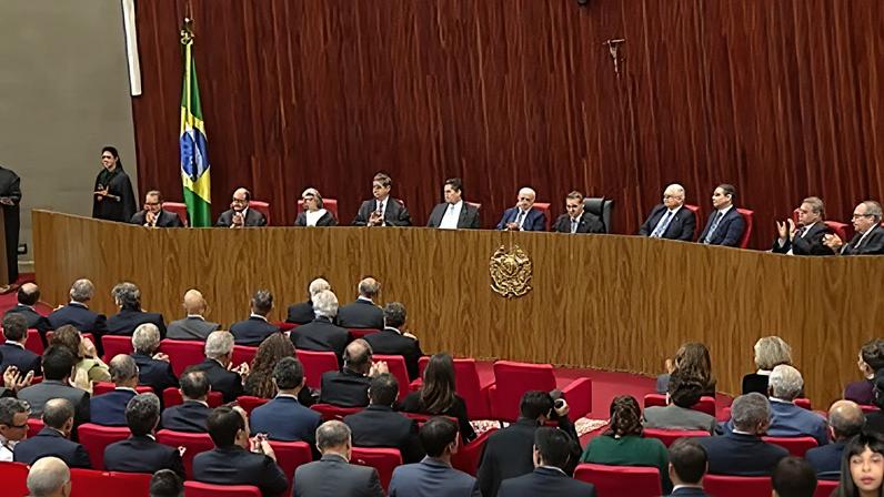 Autoridades durante salva de palmas a Jorge Messias; Alcolumbre decidiu não aplaudir